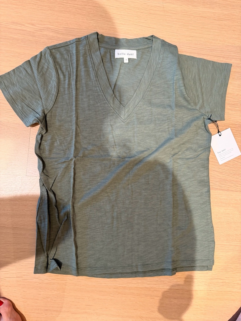 Bella Dahl Womens  Side Slit V-Neck T-Shirt new with tags OLIVE sz small
